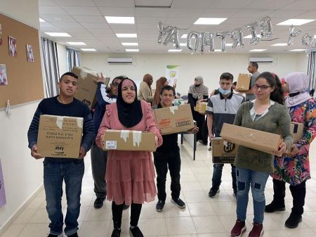 رهط: مدرسة الامل الإعدادية تتبرع بمواد غذائية للمحتاجين.